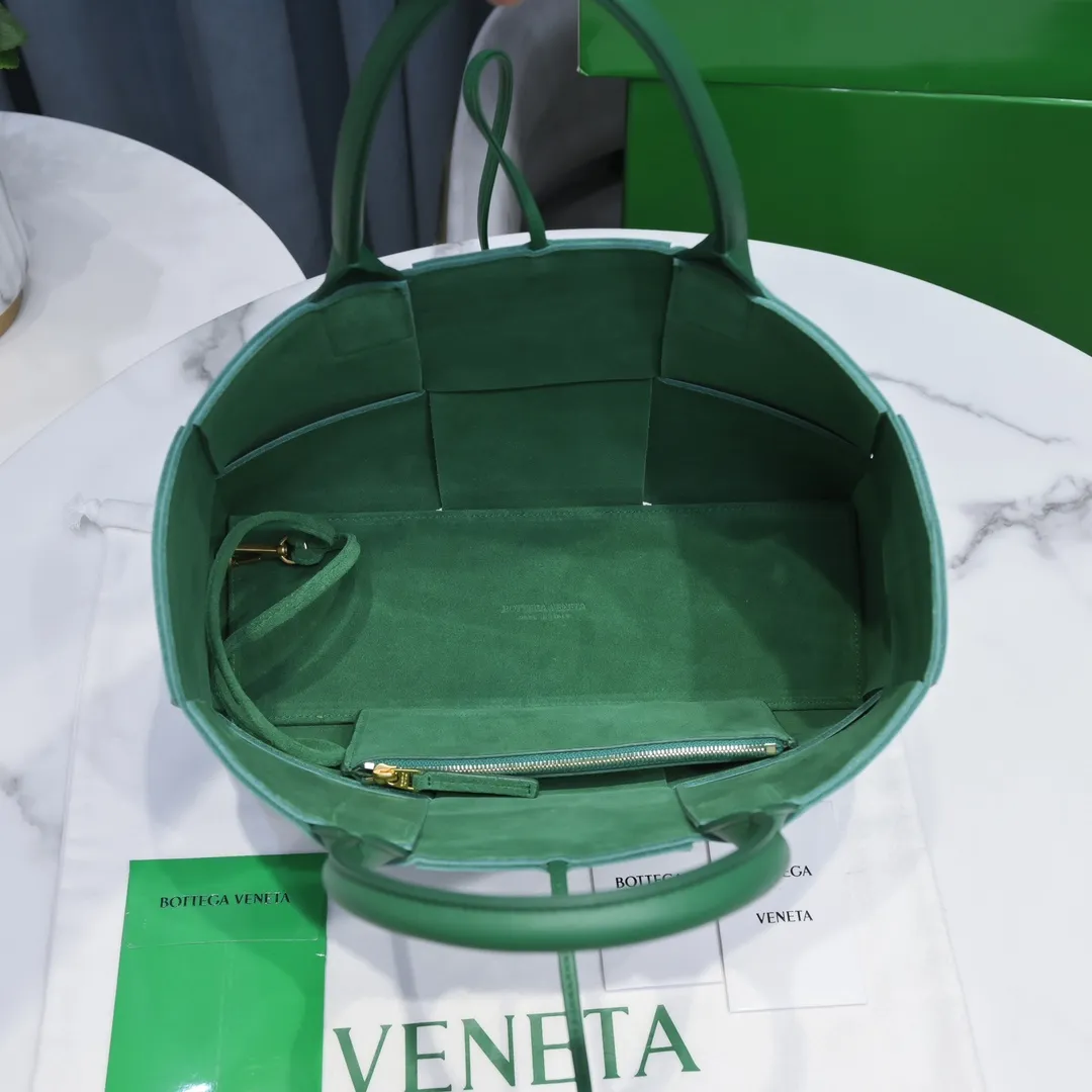 Batch 1760 small arco, BottegaVeneta# official website latest sheepskin with inner sheepskin SLIP tote handbag, and the logo has been changed to the side panel😍The oversized woven design really makes it a huge gap from ordinary tote bags🔗🔗Different color combinations inside and outside ⛓Daniel Lee leads the brand's DNA to continue to evolve with fresh inspiration🧬🧬showing a balanced style of luxury and reality👉: 30*20*14 Model: 9893#